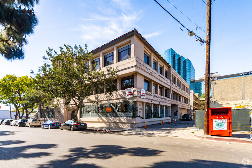 2211 Corinth Ave, Los Angeles, CA for rent - Building Photo - Image 1 of 6