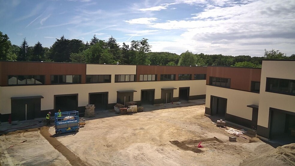 Light Industrial in Marcoussis for sale - Construction Photo - Image 1 of 5