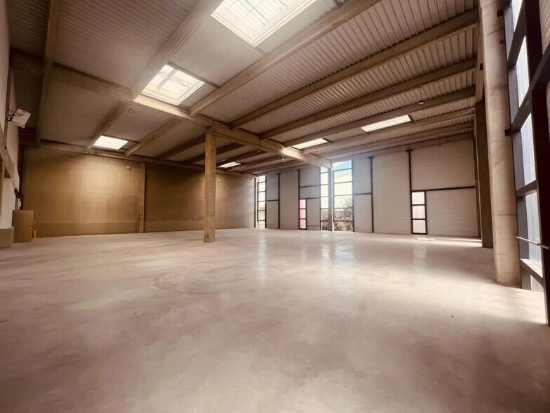 Light Industrial in Élancourt to rent - Building Photo - Image 3 of 27