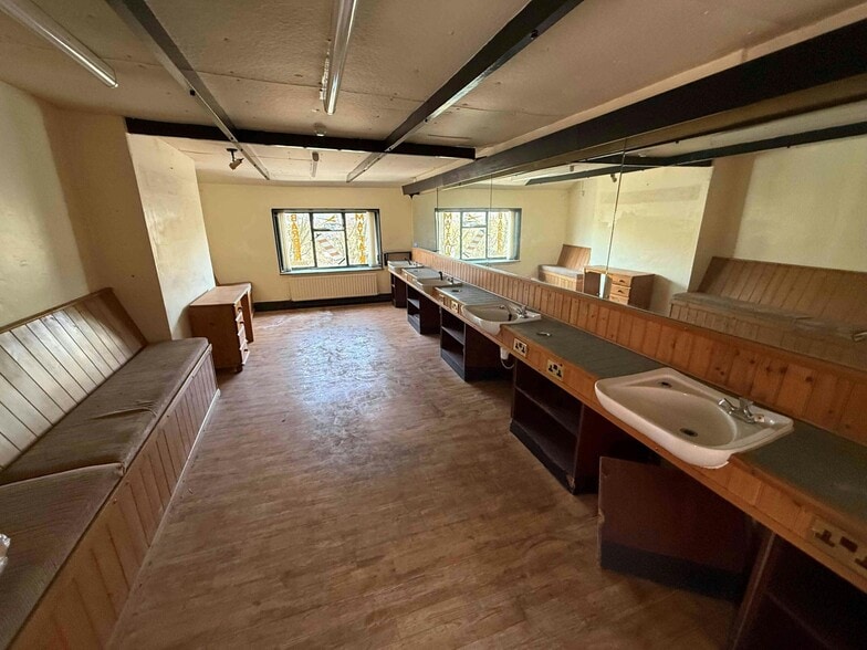 19-20 Ironmarket, Newcastle Under Lyme to rent - Interior Photo - Image 2 of 5