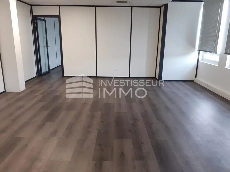 Office in Ris-Orangis to rent - Interior Photo - Image 2 of 5