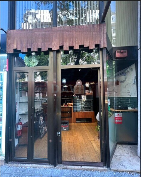 Retail in Barcelona, Barcelona to rent - Interior Photo - Image 2 of 5