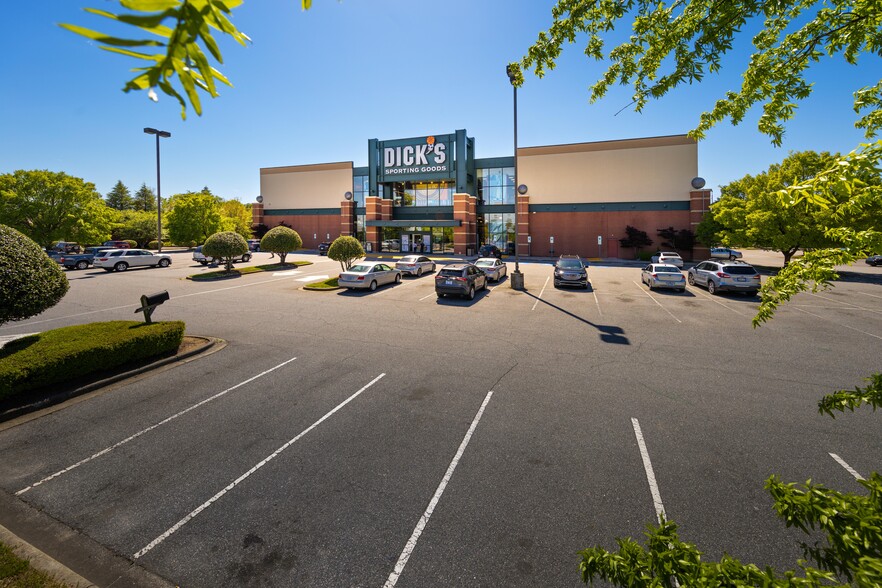 164 Hanes Mall Cir, Winston-Salem, NC for sale - Building Photo - Image 1 of 1