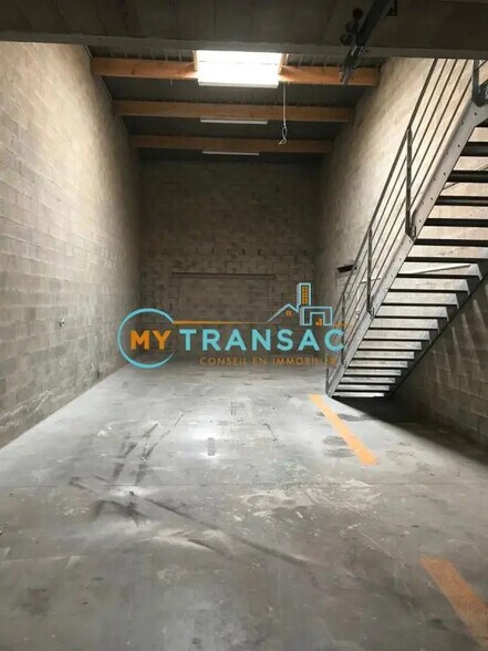 Light Industrial in Ozoir-la-Ferrière to rent - Interior Photo - Image 2 of 4