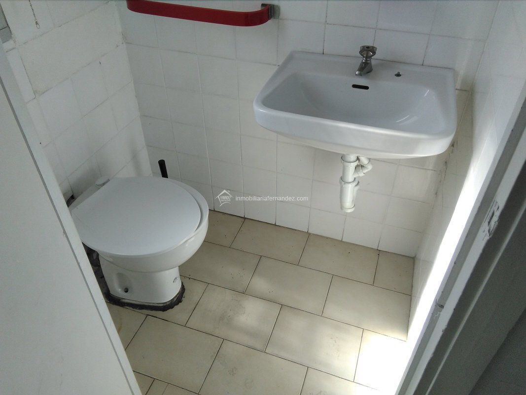 Retail in Cáceres, Cáceres to rent Primary Photo- Image 1 of 7