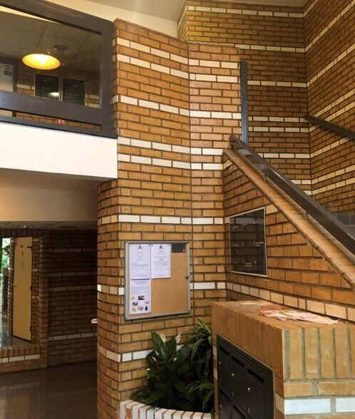 Rue Albert Einstein, Champs-sur-Marne to rent - Lobby - Image 2 of 6
