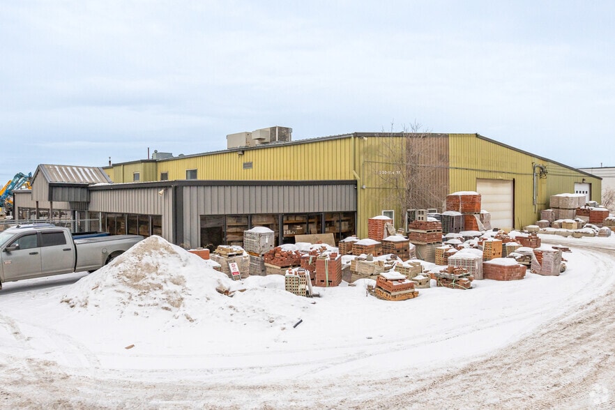 4.4 Acre Industrial W. Edm Asset portfolio of 3 properties for sale on LoopNet.co.uk - Building Photo - Image 2 of 71