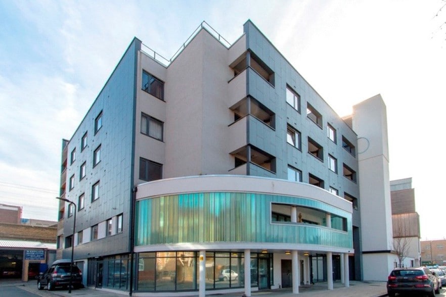 14 Triangle Rd, London to rent - Building Photo - Image 3 of 5