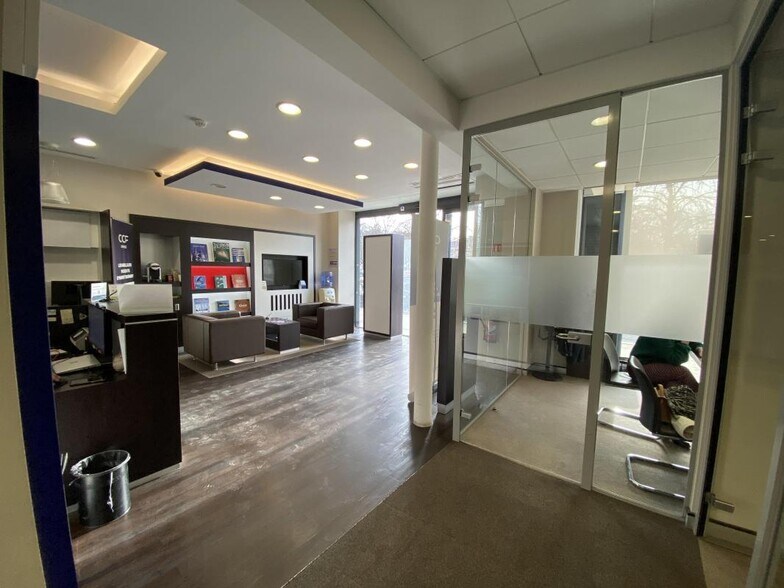 Retail in Paris to rent - Interior Photo - Image 2 of 9