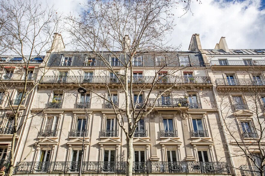 Build-to-Rent in Paris for sale - Building Photo - Image 1 of 3