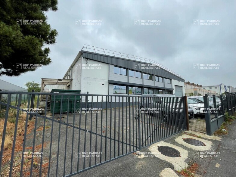 Light Industrial in Morangis to rent - Building Photo - Image 2 of 9