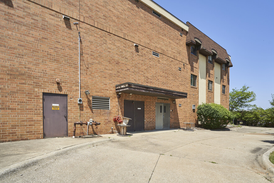 16231 Broadway Ave, Maple Heights, OH for rent - Building Photo - Image 2 of 18