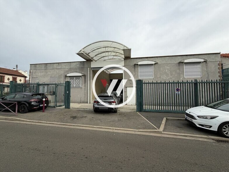 Industrial in Bezons to rent - Building Photo - Image 1 of 10