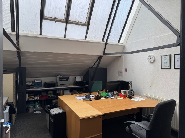 Kings Rd, Addlestone to rent - Building Photo - Image 3 of 11