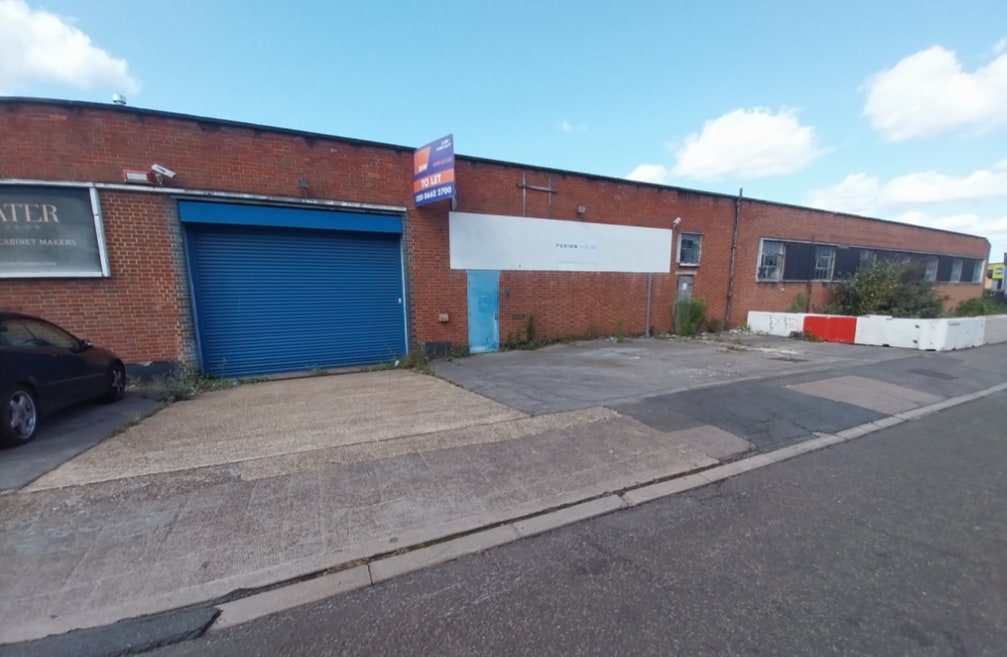 7 Davis Rd, Chessington for sale Building Photo- Image 1 of 1