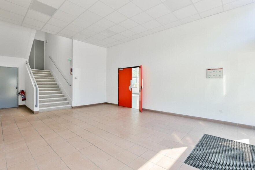 Light Industrial in Villiers-sur-Marne to rent - Interior Photo - Image 3 of 8