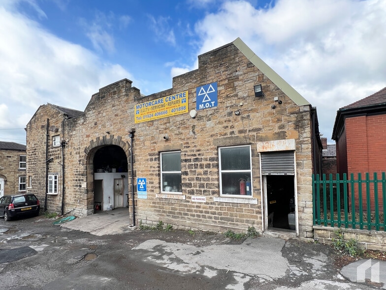 Commercial St Commercial Street, Heckmondwike to rent - Building Photo - Image 2 of 7