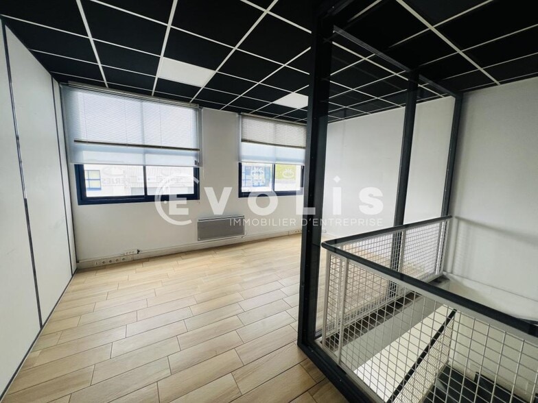 Light Industrial in Croissy Beaubourg to rent - Building Photo - Image 3 of 12