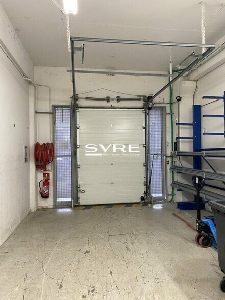 Light Industrial in Marseille to rent - Interior Photo - Image 3 of 8
