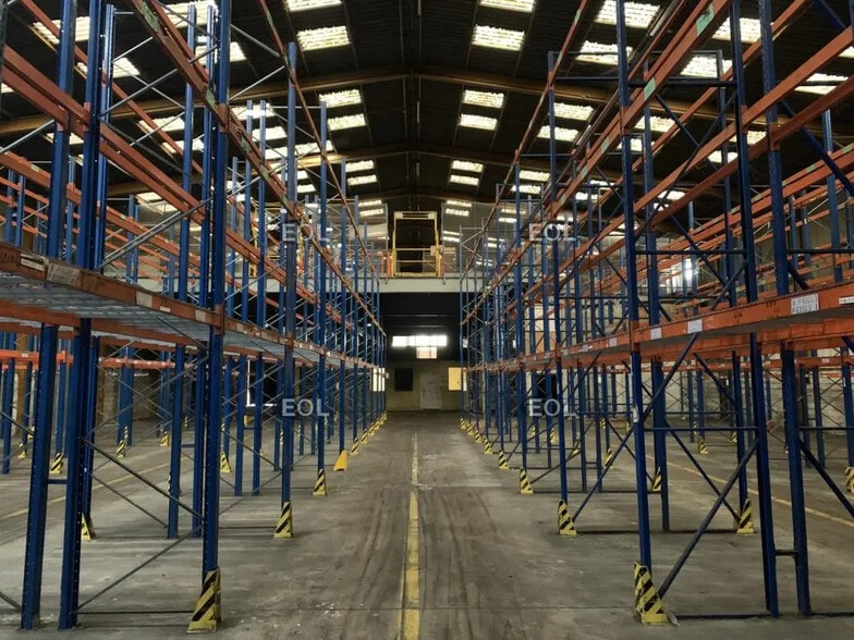 Industrial in Villeneuve-la-Garenne to rent - Interior Photo - Image 3 of 11