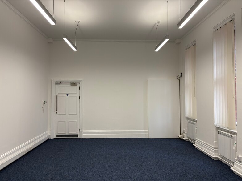 250-250A Kings Rd, London to rent - Building Photo - Image 2 of 4