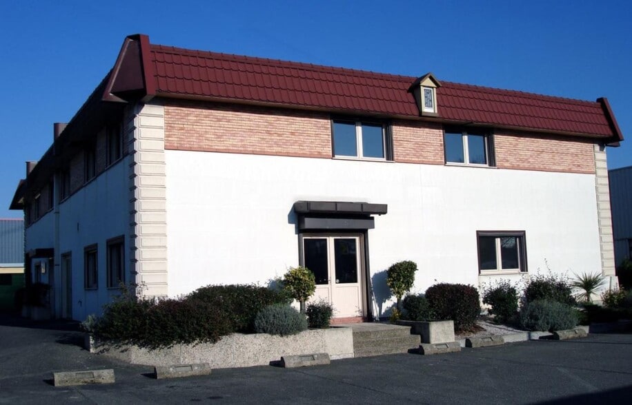 10 Rue Marcel Paul, Massy to rent - Building Photo - Image 1 of 8