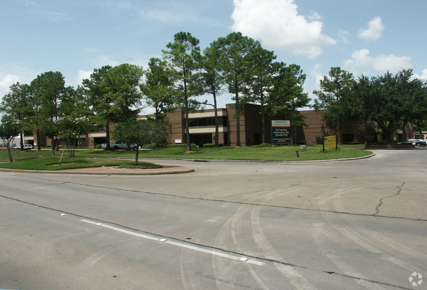 9760 Whithorn Dr, Houston, TX for rent - Building Photo - Image 3 of 10