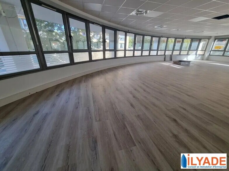 Office in Aix-en-Provence to rent - Building Photo - Image 3 of 9