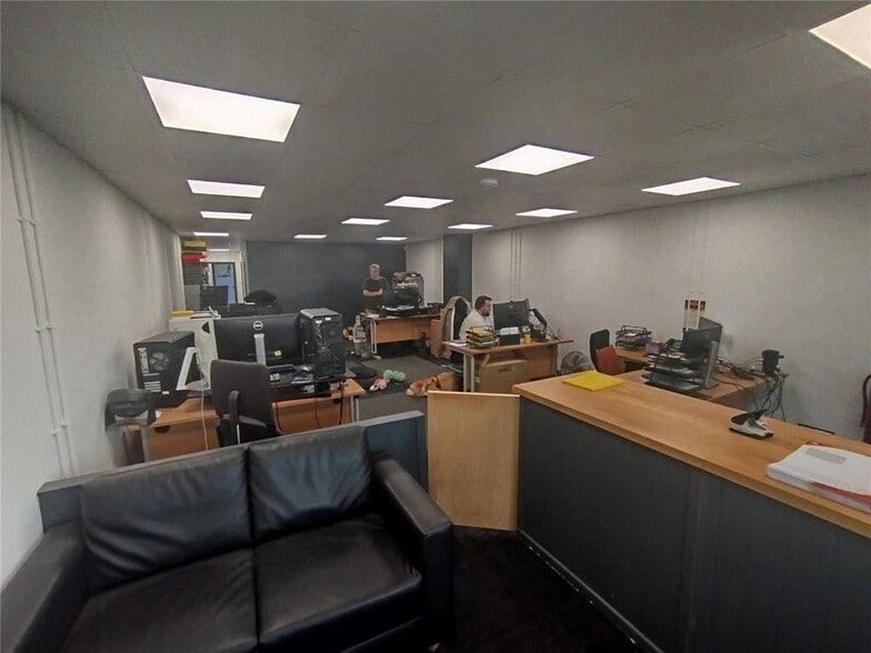 250 London Rd, Benfleet to rent - Building Photo - Image 3 of 12