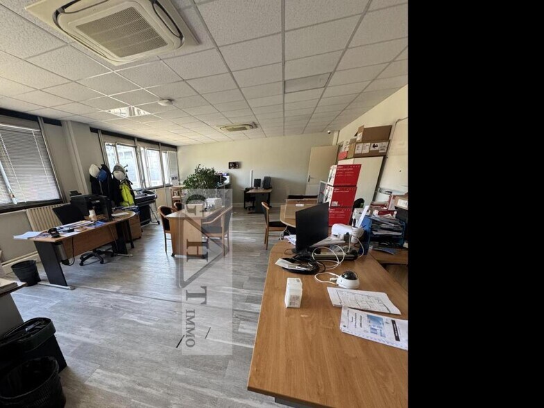 Industrial in Vitry Sur Seine for sale - Interior Photo - Image 2 of 8