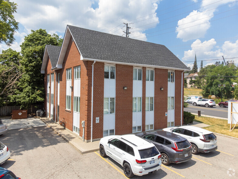 27 Major Mackenzie Dr E, Richmond Hill, ON for rent - Primary Photo - Image 1 of 6