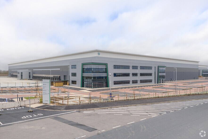 Royal Oak Way N, Daventry to rent - Primary Photo - Image 1 of 3