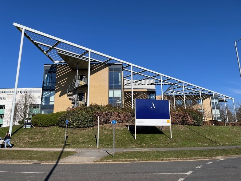 Bessemer Rd, Welwyn Garden City to rent - Building Photo - Image 3 of 13