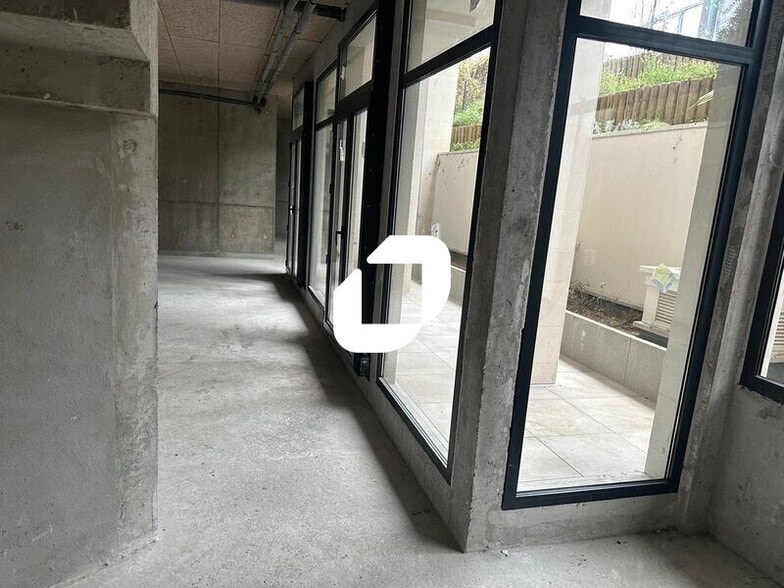 Retail in Clichy to rent - Interior Photo - Image 3 of 6