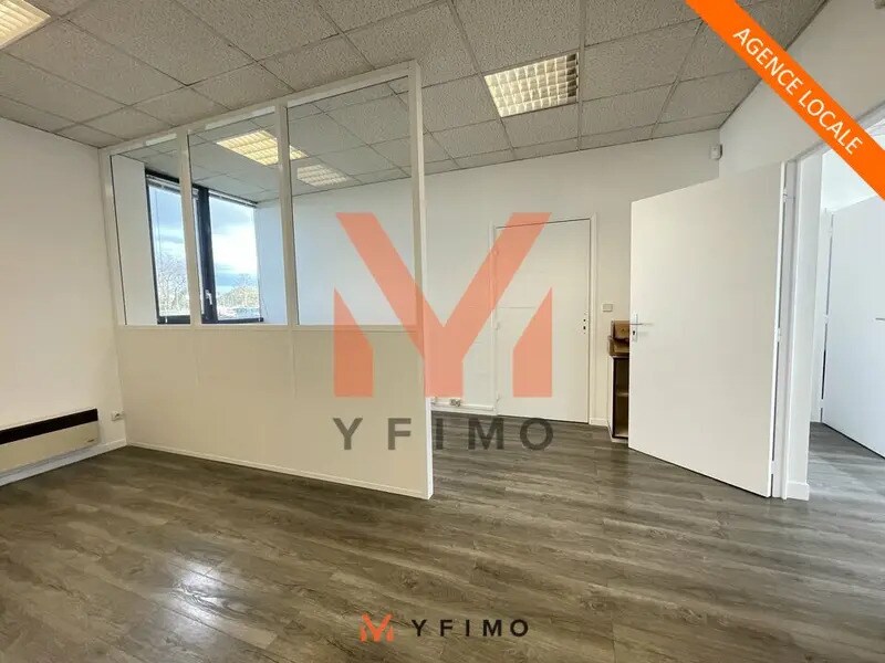 Office in Les Mureaux to rent Interior Photo- Image 1 of 6