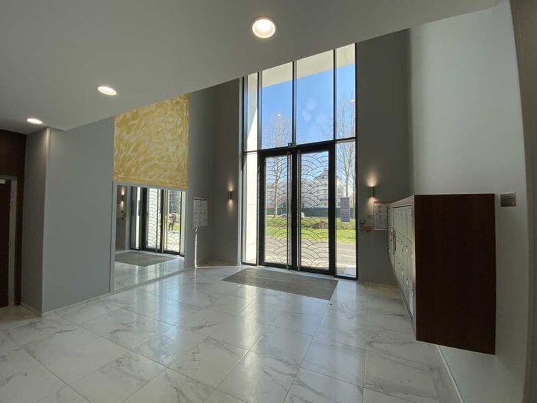 Office in Chessy for sale - Lobby - Image 2 of 7