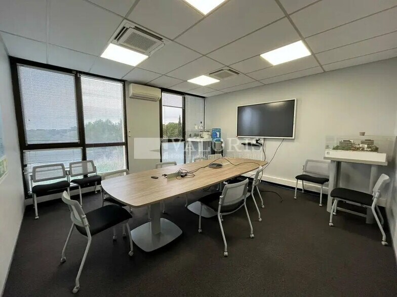 Office in Aix-en-Provence to rent - Building Photo - Image 2 of 13