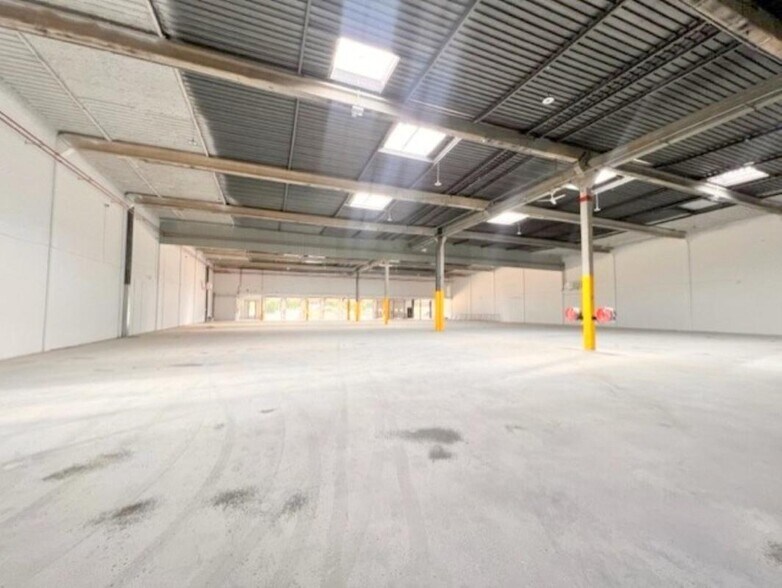 Industrial in Trappes to rent - Interior Photo - Image 2 of 8