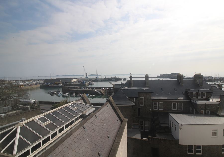 31-33 Le Pollet, Guernsey to rent Interior Photo- Image 1 of 5