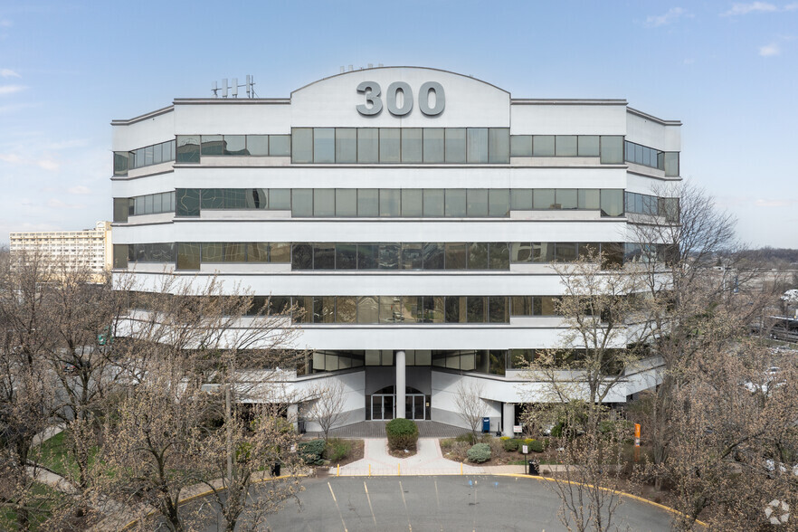 300 Harmon Meadow Blvd, Secaucus, NJ for rent - Building Photo - Image 1 of 6