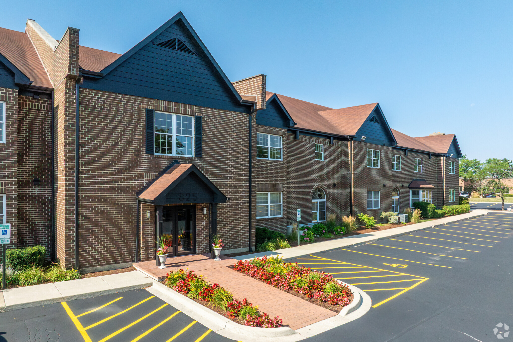 825 E Golf Rd, Arlington Heights, IL to rent Primary Photo- Image 1 of 21