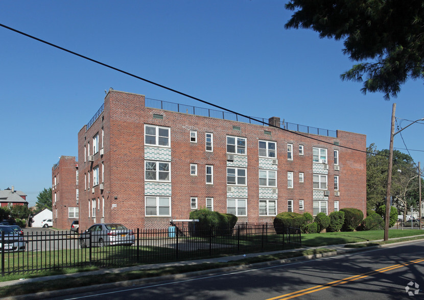 482 Front St, Hempstead, NY for sale - Primary Photo - Image 1 of 1