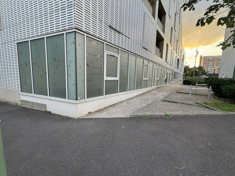 Retail in Arcueil to rent - Building Photo - Image 1 of 6
