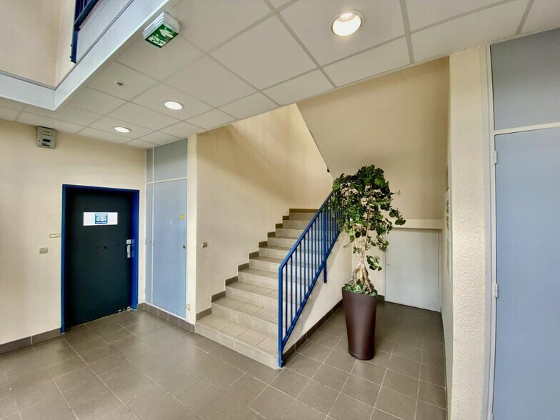 15 Allée Des Ginkgos, Bron to rent - Lobby - Image 3 of 12