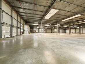 Light Industrial in Saint-Michel-sur-Orge to rent Interior Photo- Image 2 of 6