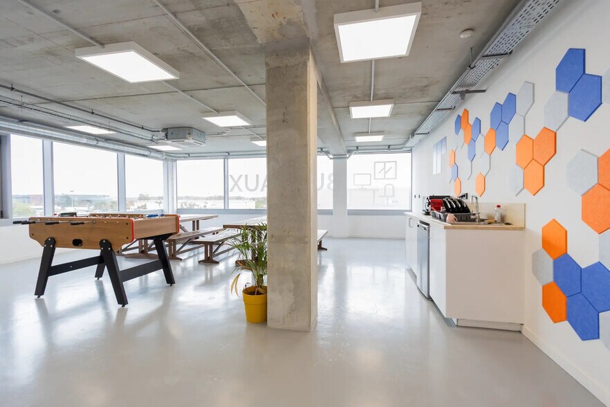 13 Avenue Louis Bréguet, Vélizy-Villacoublay to rent - Interior Photo - Image 3 of 7