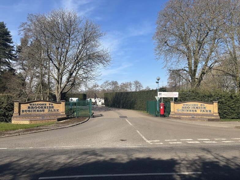 Swynnerton Rd, Stone to rent - Building Photo - Image 3 of 18