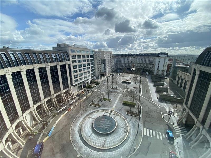 1415 Place Georges Pompidou, Montigny-le-Bretonneux to rent Building Photo- Image 1 of 8
