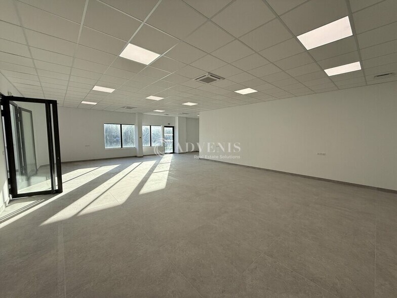 2 Avenue Bernard De Jussieu, Serris to rent - Interior Photo - Image 2 of 7