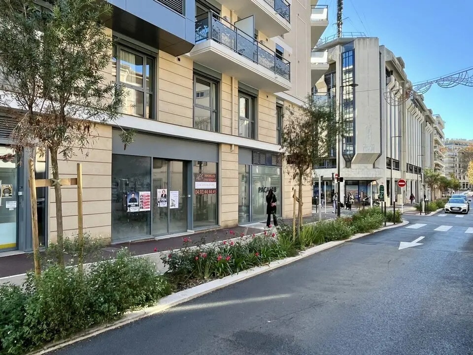 Location Commerce 221 m² - Photo 1